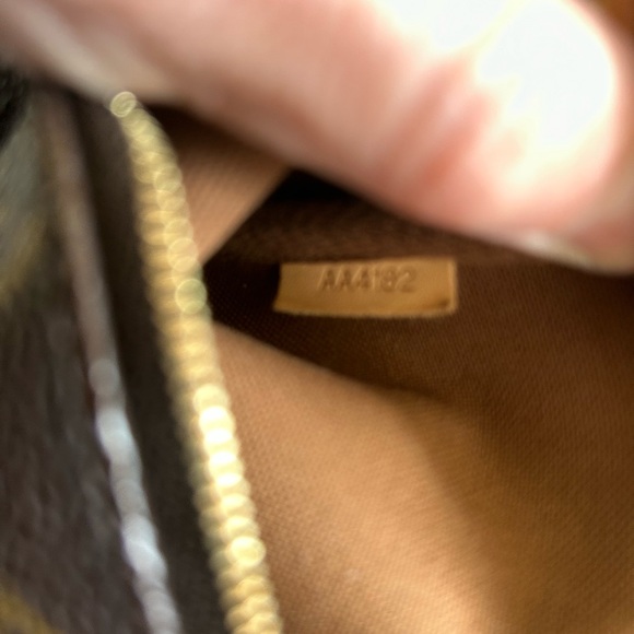 Louis Vuitton Eva Monogram Handbag. - Picture 12 of 16